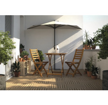 Terasa se zahradním stolem, židlemi, slunečníkem a rostlinami pro útulnou atmosféru