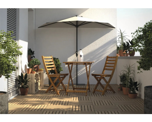 Terasa se zahradním stolem, židlemi, slunečníkem a rostlinami pro útulnou atmosféru