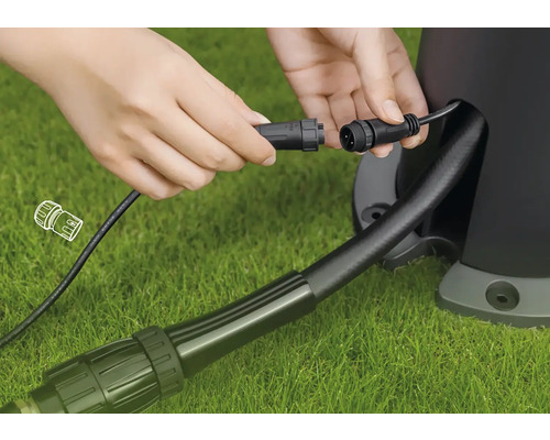 Připojení kabelu zahradního reflektoru s konektorem na trávníku