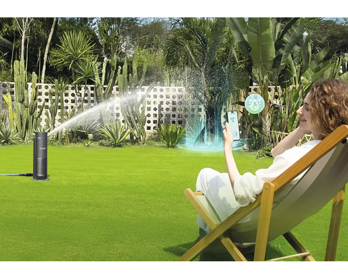 Chytrý zavlažovač trávníku v provozu, ovládán aplikací v zahradě.