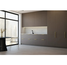 Světlá kuchyně s moderními skříněmi, dřezem a jídelním stolem