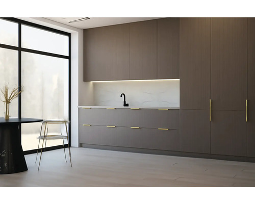 Světlá kuchyně s moderními skříněmi, dřezem a jídelním stolem