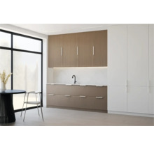 Moderní kuchyně s hnědými a bílými skříněmi, dřezem a jídelním stolem