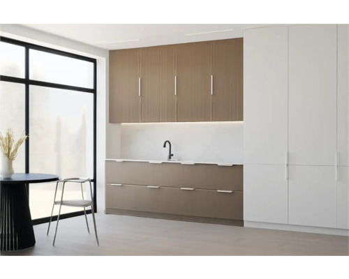 Moderní kuchyně s hnědými a bílými skříněmi, dřezem a jídelním stolem