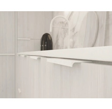 Kuchyňská scéna s minimalistickým designem a světlými dřevěnými prvky