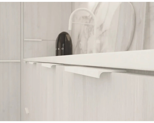 Kuchyňská scéna s minimalistickým designem a světlými dřevěnými prvky