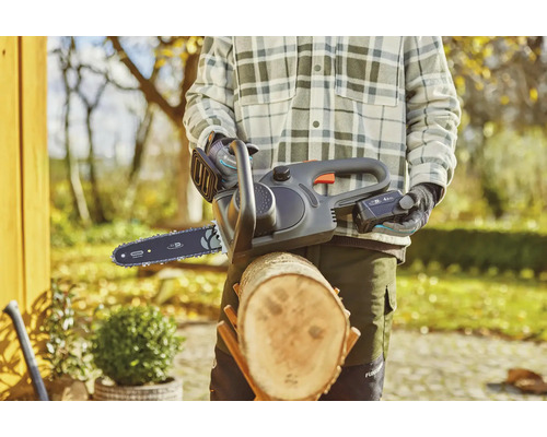Akumulátorová řetězová pila Gardena s kmenem stromu