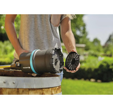 Čerpadlo do dešťového sudu Gardena s filtrem připravené k použití na zahradě