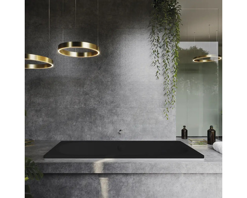 Koupelna s černou vanou, šedou stěnou a kulatými stropními svítidly