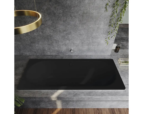 Černá vana v koupelně s šedými obklady