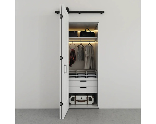 Otevřená šatní skříň s oblečením, zásuvkami a zavazadly