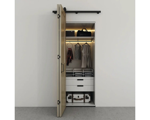 Otevřená šatní skříň s posuvnými dveřmi, vybavená oblečením, taškami a zásuvkami