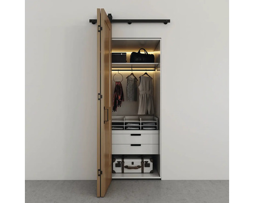 Otevřená skříň s posuvným dveřním systémem, oblečením a úložnými řešeními