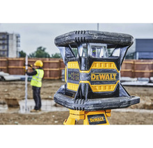 Logo DeWalt na laserovém nivelačním přístroji pro staveniště.