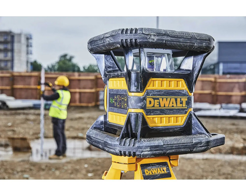 Logo DeWalt na laserovém nivelačním přístroji pro staveniště.