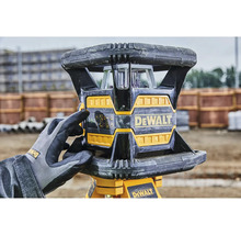 Rotační laser DeWalt na stativu s ovládající rukou