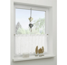 Zdobené okno s přívěskem ve tvaru srdce, záclonou a dekorací okenního parapetu