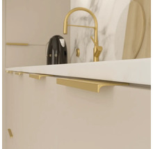 Kuchyňská scéna s moderními úchytkami na skříňkách a armaturou