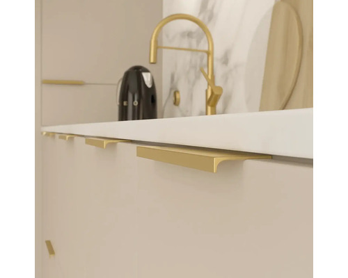 Kuchyňská scéna s moderními úchytkami na skříňkách a armaturou