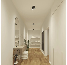 Chodba se zrcadlem, konzolou, osvětlením a dřevěnou podlahou