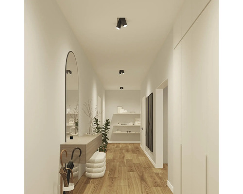 Chodba se zrcadlem, konzolou, osvětlením a dřevěnou podlahou