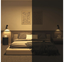 Ložnice s postelí, nočními stolky a nástěnnými svítidly za denního světla a ve tmě