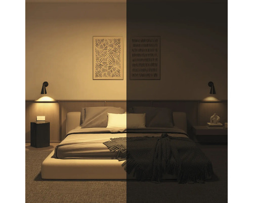 Ložnice s postelí, nočními stolky a nástěnnými svítidly za denního světla a ve tmě