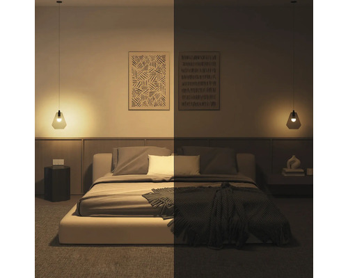 Ložnice s postelí a závěsnými světly, zobrazení možností osvětlení