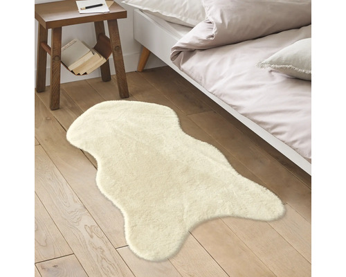 Dekorativní koberec v ložnici na dřevěné podlaze