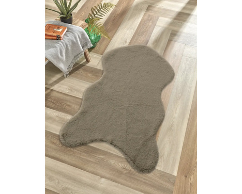 Dekorativní koberec nepravidelného tvaru na dřevěné podlaze