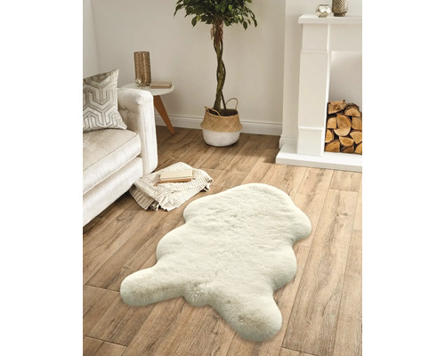 Obývací pokoj s pohovkou, krbem, pokojovou rostlinou a koberecem ve vzhledu kožešiny