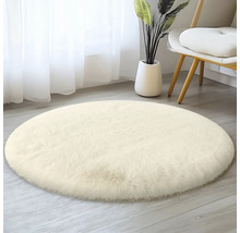 Kulatý koberec s vysokým vlasem v interiéru