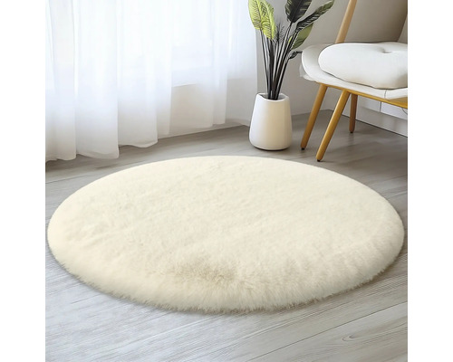 Kulatý koberec s vysokým vlasem v interiéru