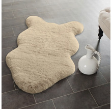 Koberec z teddy kožešiny s designem medvěda na dlaždicové podlaze