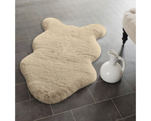 Koberec z teddy kožešiny s designem medvěda na dlaždicové podlaze