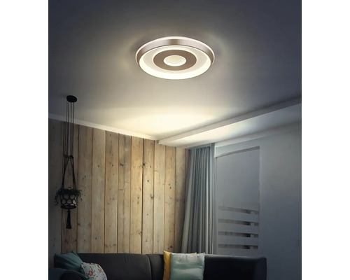 Moderní stropní svítidlo v obývacím pokoji s dřevěným obložením