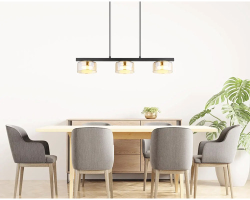 Jídelna se závěsným svítidlem nad jídelním stolem a židlemi