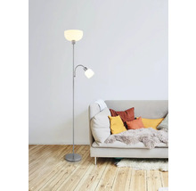 Stojací lampa s lampičkou na čtení vedle pohovky s polštáři
