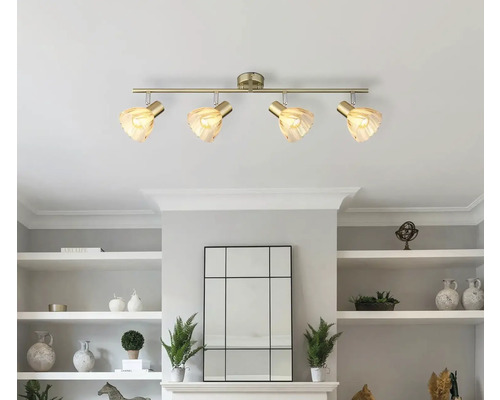 Stropní svítidlo se čtyřmi reflektory v obývacím pokoji