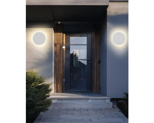 Vstupní prostor domu se dvěma kulatými nástěnnými svítidly