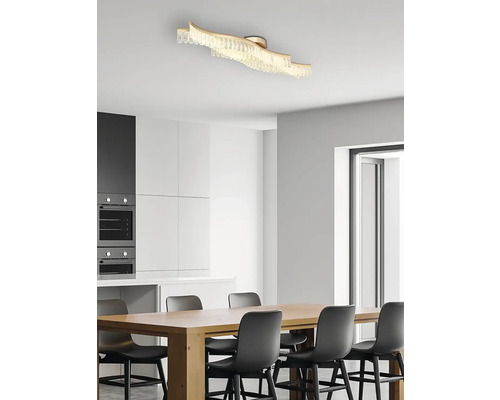 Jídelna s dřevěným stolem a stropním svítidlem