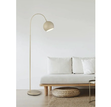 Stojací lampa v obývacím pokoji s pohovkou a kobercem