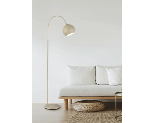 Stojací lampa v obývacím pokoji s pohovkou a kobercem
