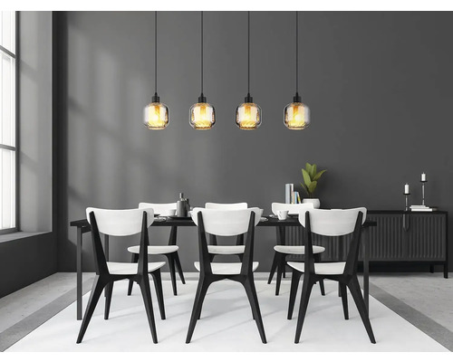 Jídelna s jídelním stolem, židlemi a čtyřmi závěsnými svítidly