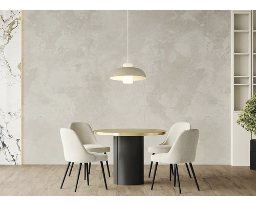 Jídelna s jídelním stolem, židlemi a závěsnou lampou