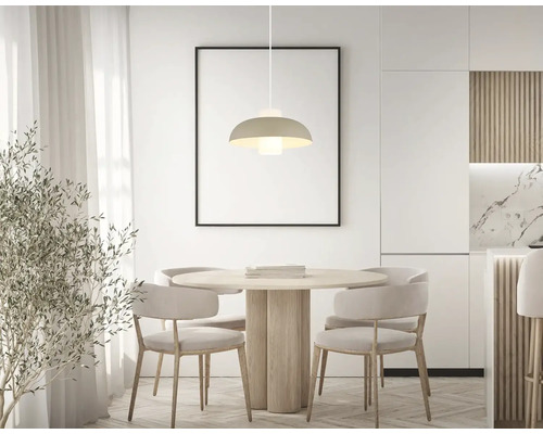 Světlá jídelna s jídelním stolem, židlemi a závěsným svítidlem