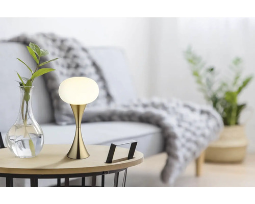 Dekorativní stolní lampa s kovovou základnou na odkládacím stolku