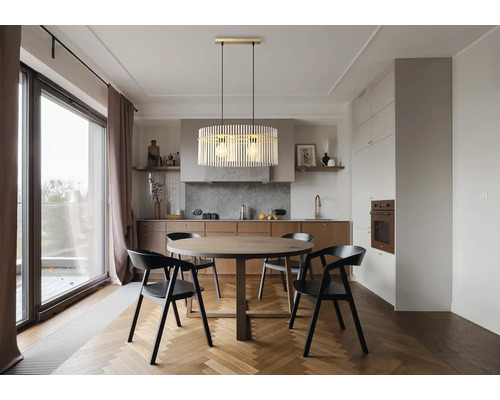 Jídelna s jídelním stolem, židlemi a závěsným svítidlem