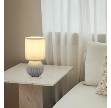 Stolní lampa s geometrickým vzorem na příručním stolku