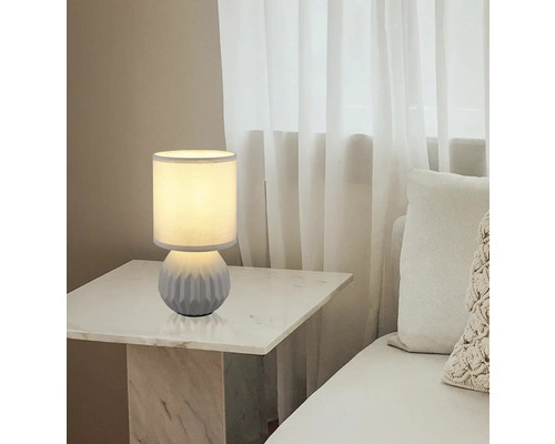Stolní lampa s geometrickým vzorem na příručním stolku
